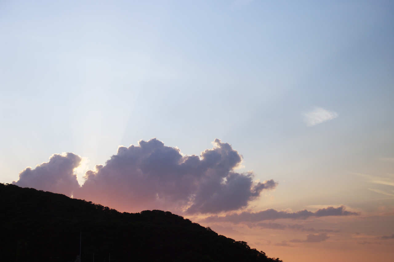 眉山越しの夕空